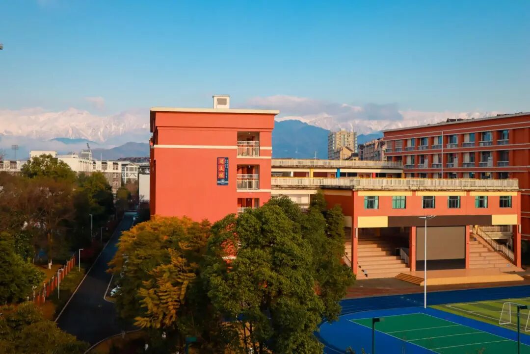 2024年春  雪山下的校园.jpg